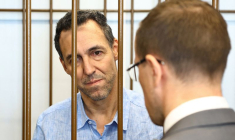 Le chercheur français Laurent Vinatier se tient avant une audience judiciaire à Moscou