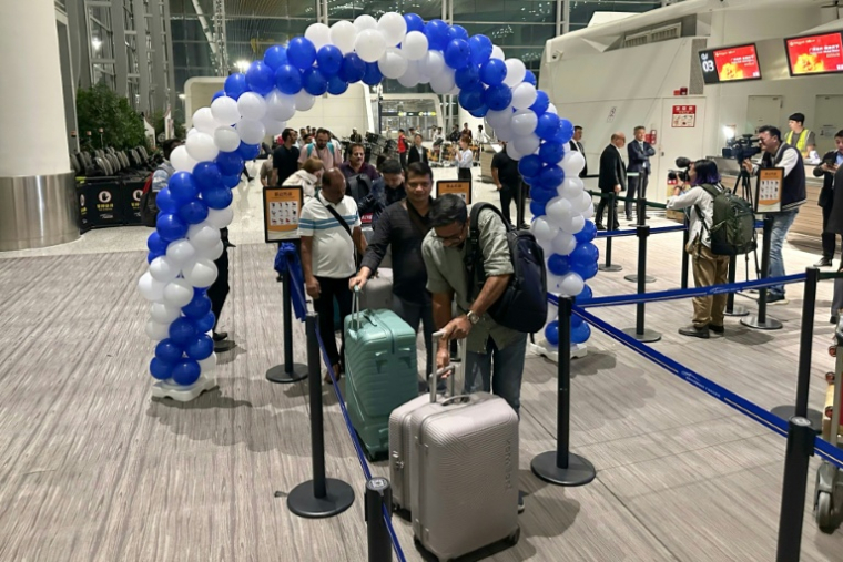 Des passagers attendent pour s'enregistrer sur un vol direct entre Canton et Calcutta le 27 octobre 2025 à l'aéroport de Canton, en Chine ( AFP / PETER CATTERALL )