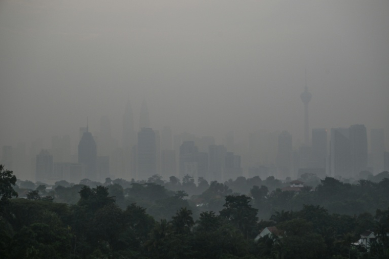 La ville de Kuala Lumpur enveloppé dans une brume causée par des incendies en Indonésie, le 17 octobre 2026 en Malaisie ( AFP / Jam STA ROSA )