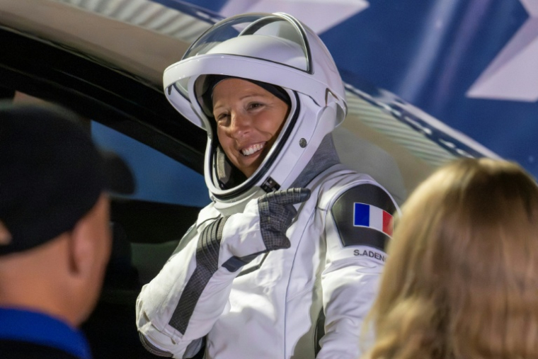 L'astronaute de l'ESA, Sophie Adenot, montre le drapeau français sur son épaule alors qu'elle s'apprête à embarquer à bord de la fusée Falcon 9 de SpaceX  au complexe de lancement spatial 40, pour la mission Crew-12 à la base spatiale de Cap Canaveral, en Floride, le 13 février 2026 ( AFP / Jim WATSON )