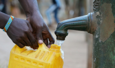 Une personne remplit un jerrican à une fontaine à eau payante à  Tsoundzou 2, un bidonville de Mamoudzou, le 31 octobre 202 à Mayotte ( AFP / Marine GACHET )