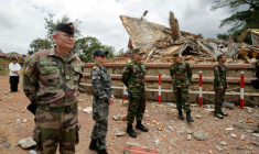 Des attachés militaires et des diplomates de 13 pays, dont la France (à gauche) observent la mise en œuvre de l'accord de cessez-le-feu entre le Cambodge et la Thaïlande à côté d'un bâtiment détruit près du poste-frontière d'An Ses dans la province cambodgienne de Preah Vihear, le 30 juillet 2025 ( AFP / Chor Sokunthea )