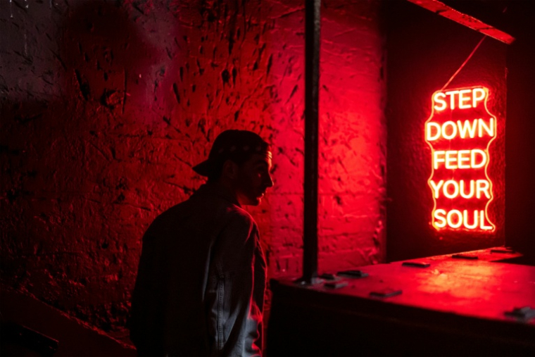 Un client entre dans un club souterrain utilisé comme abri anti-bombes à Tel Aviv, le 9 mars 2026 ( AFP / OLYMPIA DE MAISMONT )
