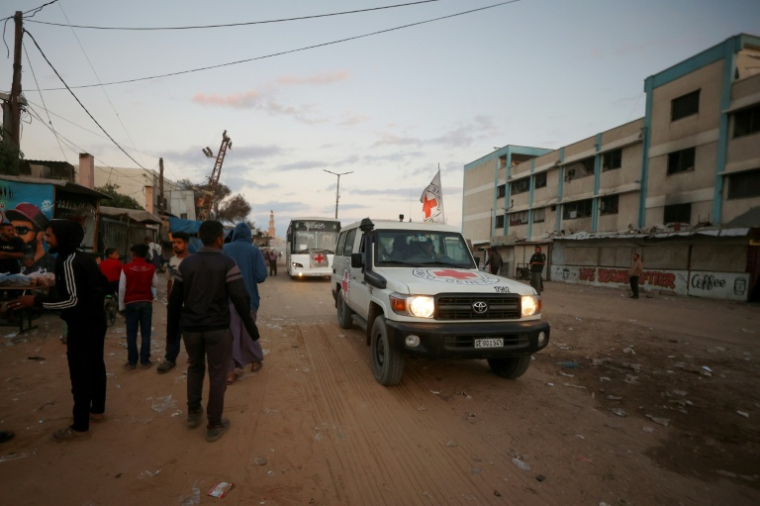 Des véhicules du CICR à Khan Younès, dans le sud de la bande de Gaza, le 13 octobre 2025 ( AFP / Omar AL-QATTAA )