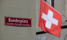 Un drapeau suisse devant le panneau de la place Fédérale