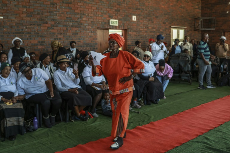 Emmah Jele, 74 ans, lors du concours de beauté réservé aux grands-mères à Thokoza, en Afrique du Sud, le 13 mai 2025 ( AFP / Phill Magakoe )