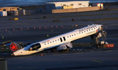 L'épave d'un avion d'Air Canada à l'aéroport LaGuardia de New York
