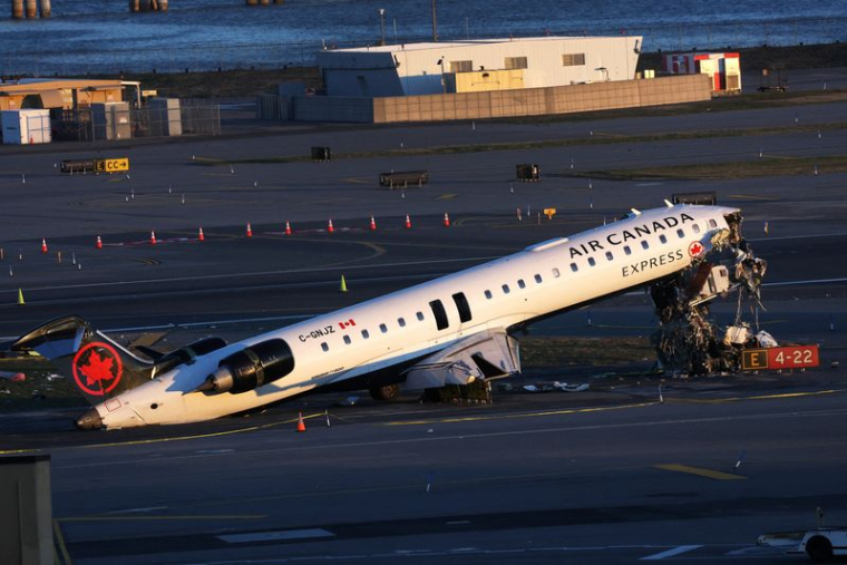 L'épave d'un avion d'Air Canada à l'aéroport LaGuardia de New York
