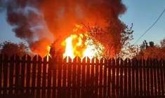 Photo diffusée sur le canal Telegram officiel du gouverneur de la région de Moscou Andreï Vorobiov, le 17 mai 2026, montrant un bâtiment en feu après une attaque aérienne sur un lieu non divulgué dans la région de Moscou ( TELEGRAM / @vorobiev_live / Handout )