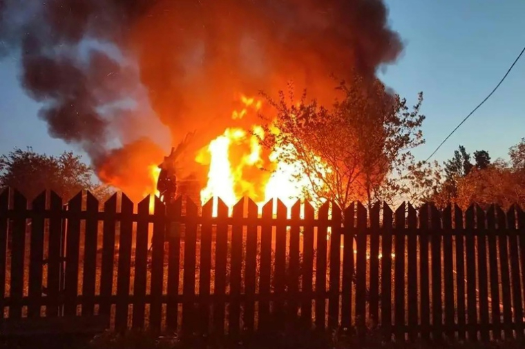 Photo diffusée sur le canal Telegram officiel du gouverneur de la région de Moscou Andreï Vorobiov, le 17 mai 2026, montrant un bâtiment en feu après une attaque aérienne sur un lieu non divulgué dans la région de Moscou ( TELEGRAM / @vorobiev_live / Handout )