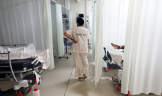 Une soignante s'occupe de patients atteints du chikungunya au Centre Hospitalier Ouest Réunion (CHOR) à Saint Paul, sur l'île de La Réunion, le 10 avril 2025 ( AFP / Richard BOUHET )