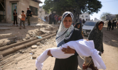 Une Palestinienne porte le corps d'un enfant tué dans une frappe, enveloppé dans un linceul blanc à l'extérieur de l'hôpital al Chifa de Gaza-ville, le 29 août 2025 ( AFP / BASHAR TALEB )