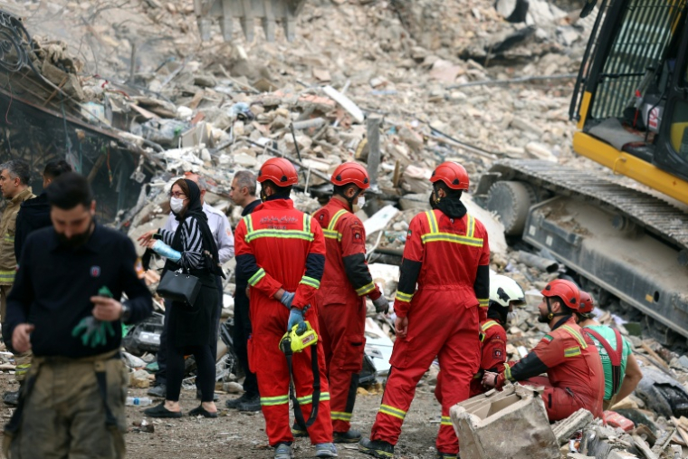 Recherches dans les ruines d'un immeuble détruit par un bombardement à Téhéran, le 23 mars 2026 ( AFP / - )