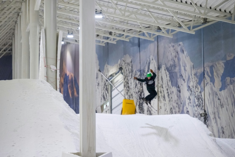 Une skieuse saute une bosse dans un centre de ski indoor à Lørenskog, près d'Oslo, le 5 janvier 2026 ( AFP / Jonathan NACKSTRAND )