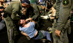 La police israélienne évacue des manifestants qui bloquaient la circulation dans un tunnel à Jérusalem, le 17 août 2025 ( AFP / Menahem Kahana )