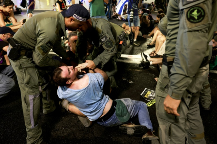 La police israélienne évacue des manifestants qui bloquaient la circulation dans un tunnel à Jérusalem, le 17 août 2025 ( AFP / Menahem Kahana )