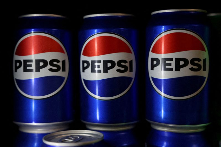 Des canettes de Pepsi sont exposées à l'usine PepsiCo Walkers à Leicester