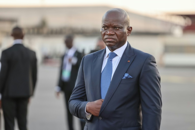 Le président gabonais Brice Oligui Nguema attend son homologue français Emmanuel Macron à l'aéroport de Libreville le 23 novembre 2025 ( AFP / Ludovic MARIN )