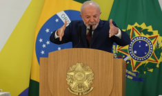 Le président brésilien Luiz Inacio Lula da Silva s'exprime devant la presse le 18 décembre 2025 à Brasilia ( AFP / Sergio Lima )