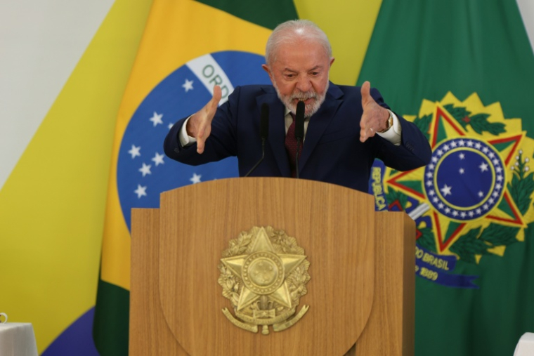 Le président brésilien Luiz Inacio Lula da Silva s'exprime devant la presse le 18 décembre 2025 à Brasilia ( AFP / Sergio Lima )