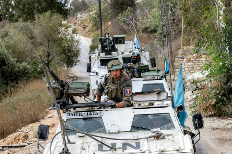 Des véhicules blindés de la Force intérimaire des Nations unies au Liban (Finul) circulent dans un secteur auparavant tenu par le mouvement pro-iranien Hezbollah, dans la vallée de Khraibeh à el-Meri, dans le sud du Liban, le 27 août 2025 ( AFP / ANWAR AMRO )