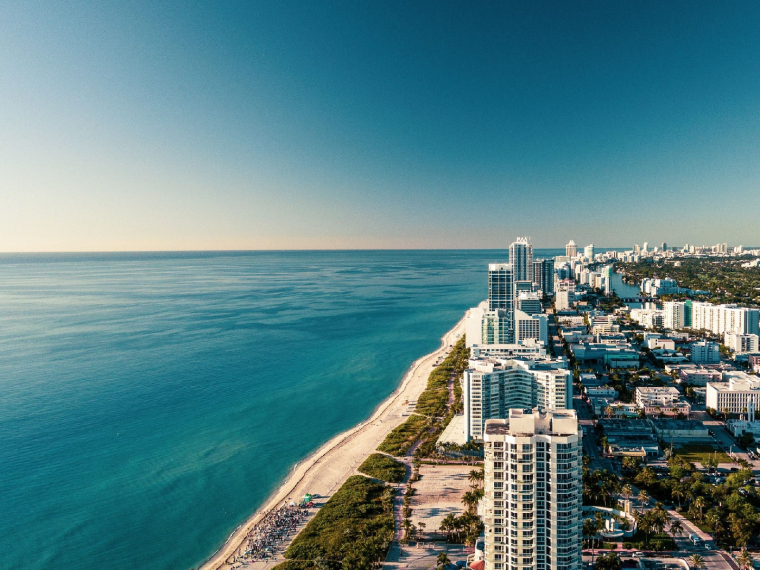Au firmament, Miami échange la plus mauvaise place, celle de la médaille en chocolat (4e) l'an dernier contre la première (Crédits photo : Unsplash - Shawn Henley )
