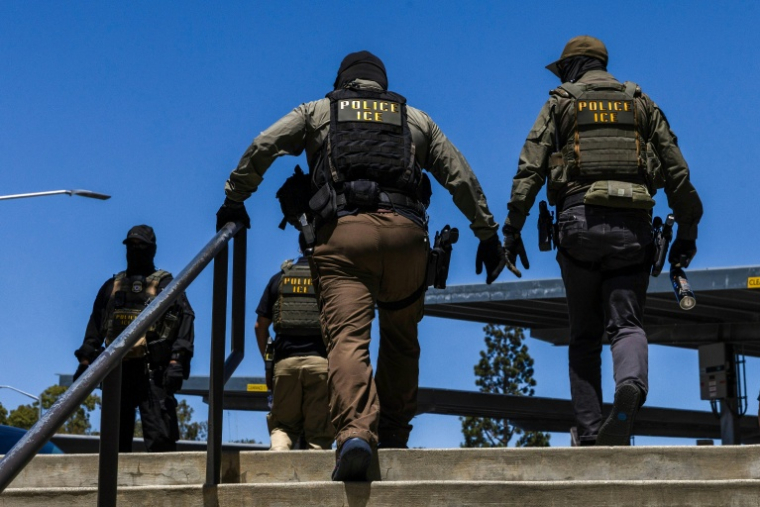Des agents de la police américaine de l'immigration (ICE) à Ventura, en Californie, le 27 juillet 2026 ( AFP / Blake Fagan )