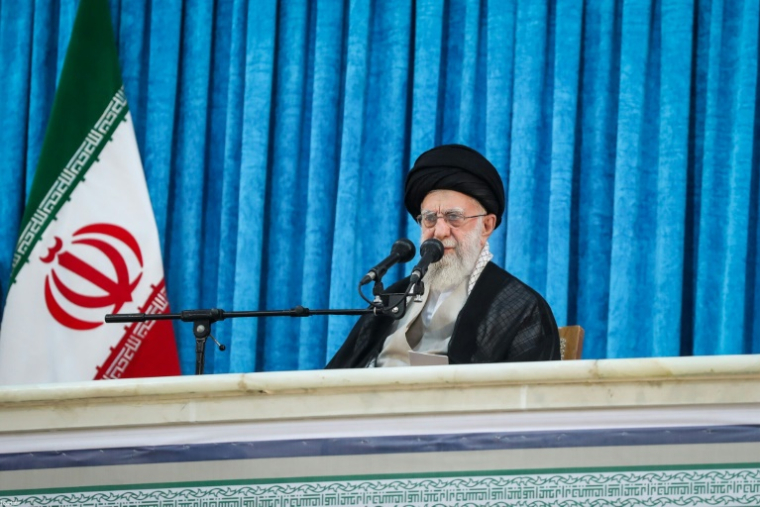 Photo diffusée par le bureau du guide suprême iranien l'ayatollah Ali Khamenei, le montrant lors d'un discours à Téhéran, le 4 juin 2025 ( KHAMENEI.IR / - )
