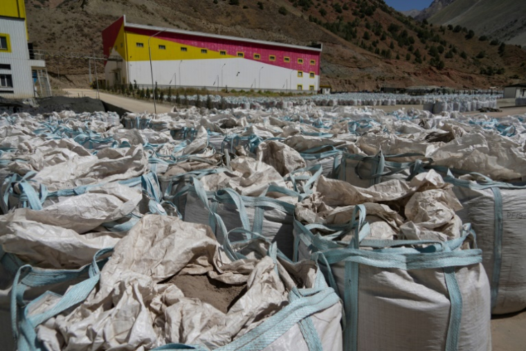 Des sacs d'antimoine pur à 30 % à l'extérieur d'une installation de traitement de l'entreprise Talco Gold, à la mine de Saritag, dans l'ouest du Tadjikistan, le 26 août 2025 ( AFP / STRINGER )
