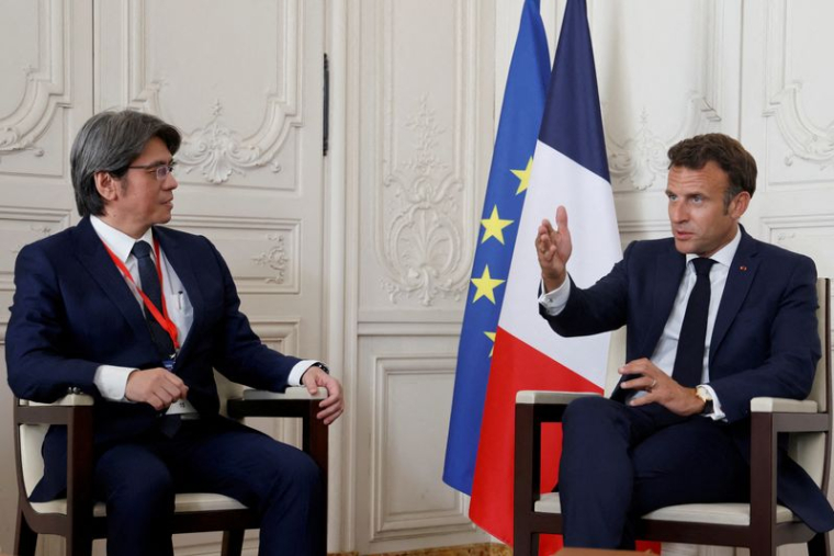Emmanuel Macron s'entretient avec le PDG de ProLogium, Vincent Yang