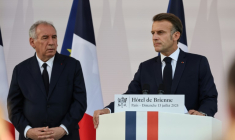 Emmanuel Macron (à droite) lors de son traditionnel discours aux armées à la veille de la fête nationale, le 13 juillet 2025 à Paris, accompagné de François Bayrou  ( POOL / Ludovic MARIN )
