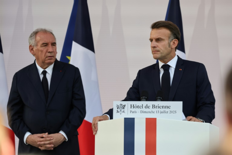 Emmanuel Macron (à droite) lors de son traditionnel discours aux armées à la veille de la fête nationale, le 13 juillet 2025 à Paris, accompagné de François Bayrou ( POOL / Ludovic MARIN )