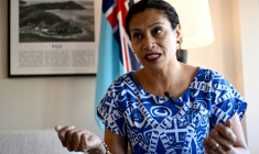 La ministre fidjienne de l'Information, de l'Environnement et du Climat, Lynda Tabuya, lors d'un entretien avec l'AFP en marge du sommet du Pacifique pré-COP31, à Nadi, le 7 octobre 2026 ( AFP / Saeed KHAN )