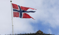 Le drapeau norvégien flotte sur un bâtiment à Oslo
