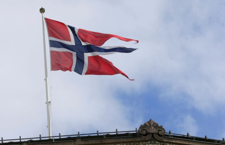 Le drapeau norvégien flotte sur un bâtiment à Oslo