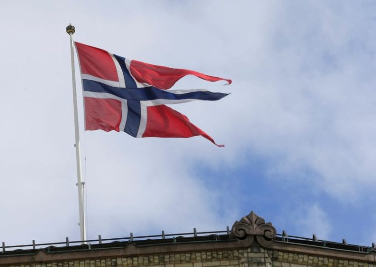 Le drapeau norvégien flotte sur un bâtiment à Oslo