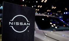 Un logo Nissan est vu à côté d'un véhicule lors du Salon international de l'automobile de New York, à Manhattan, dans la ville de New York, aux États-Unis