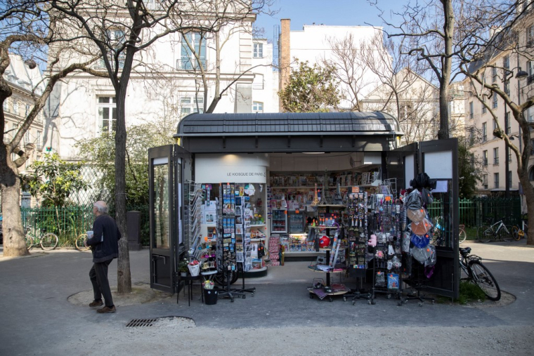 Un kiosque à journaux à Paris. ( AFP / THOMAS SAMSON )