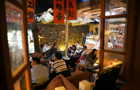 Des Chinois dans une "maison de retraite pour jeunes" à Dali, dans la province du Yunnan, au sud-ouest de la Chine, le 2 avril 2025 ( AFP / GREG BAKER )