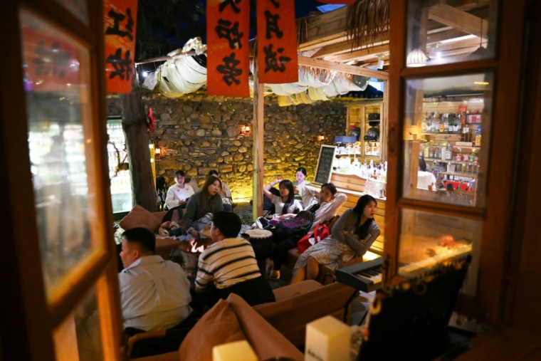 Des Chinois dans une "maison de retraite pour jeunes" à Dali, dans la province du Yunnan, au sud-ouest de la Chine, le 2 avril 2025 ( AFP / GREG BAKER )