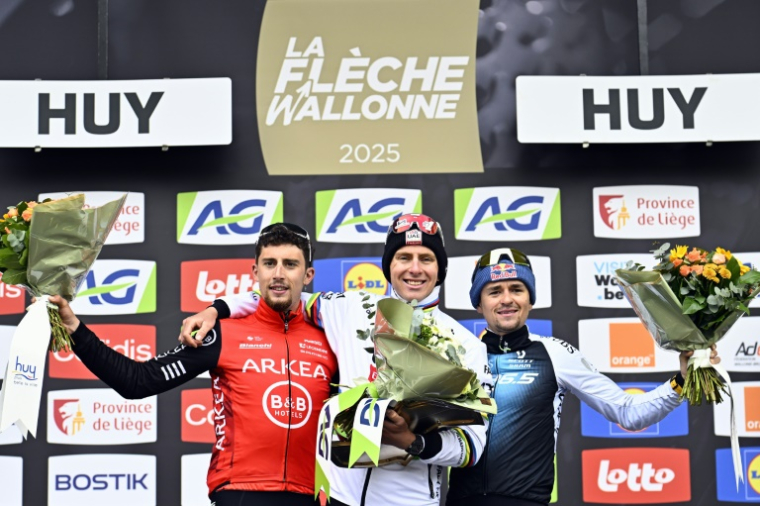 Le Slovène Tadej Pogacar (UAE) entouré du Français Kevin Vauquelin (Arkea, à gauche) et du Britannique Tom Pidcock (Team Q36.5) sur le podium de la Flèche Wallonne, le 23 avril 2025 à Huy, en Belgique. ( BELGA / JASPER JACOBS )