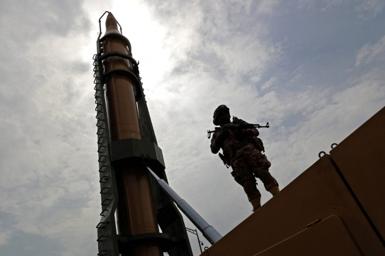 Un soldat iranien et un missile Shahab-3 à Téhéran, en Iran, le 29 avril 2022.  ( AFP / - )