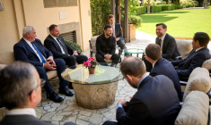 Photo diffusée par le service de presse de la présidence ukrainienne, le 18 mai 2025, montrant le président Volodymyr Zelensky (c-g), le vice-président américain JD Vance (c) et le secrétaire d'État américain Marco Rubio (c-d) lors d'une réunion à Rome ( Service de presse de la présidence ukrainienne / Handout )