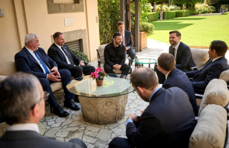 Photo diffusée par le service de presse de la présidence ukrainienne, le 18 mai 2025, montrant le président Volodymyr Zelensky (c-g), le vice-président américain JD Vance (c) et le secrétaire d'État américain Marco Rubio (c-d) lors d'une réunion à Rome ( Service de presse de la présidence ukrainienne / Handout )