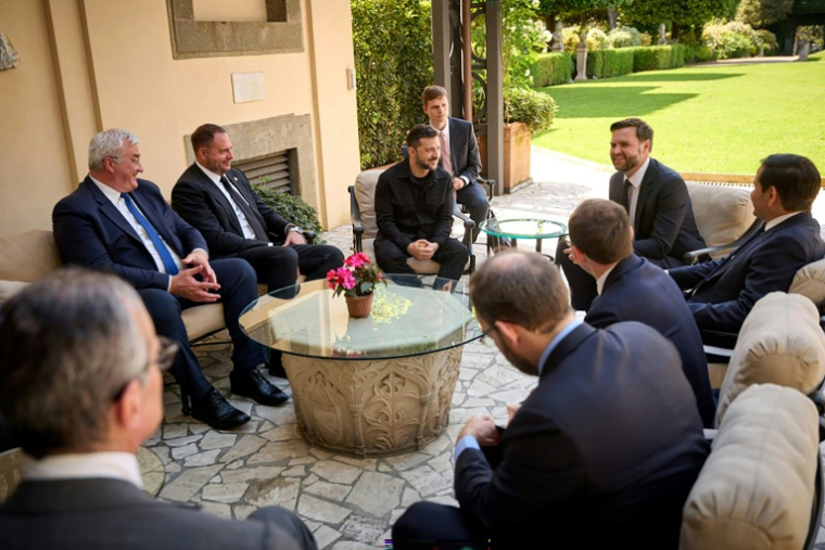 Photo diffusée par le service de presse de la présidence ukrainienne, le 18 mai 2025, montrant le président Volodymyr Zelensky (c-g), le vice-président américain JD Vance (c) et le secrétaire d'État américain Marco Rubio (c-d) lors d'une réunion à Rome ( Service de presse de la présidence ukrainienne / Handout )