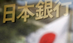 Reflet d'un drapeau japonais sur un panneau de la BoJ