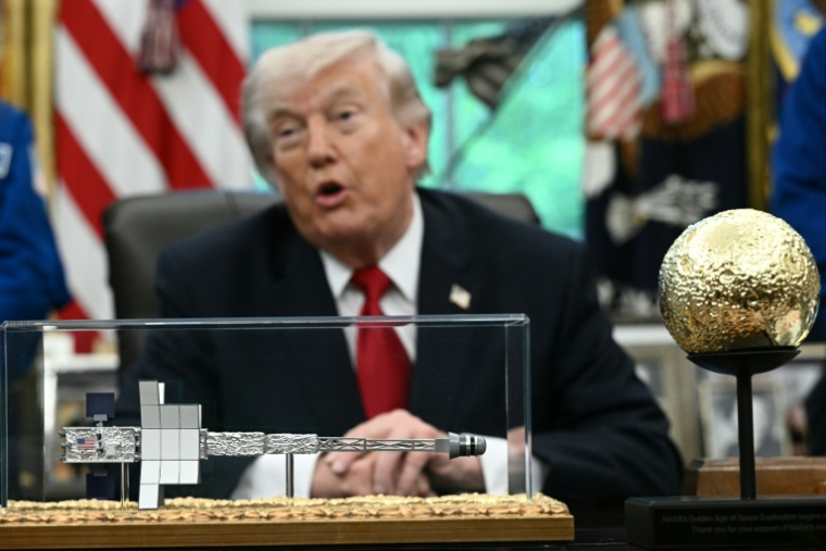 Le président américain Donald Trump lors d'une rencontre avec les astronautes d'Artemis II dans le Bureau ovale de la Maison-Blanche à Washington, le 29 avril 2026 ( AFP / Brendan SMIALOWSKI )