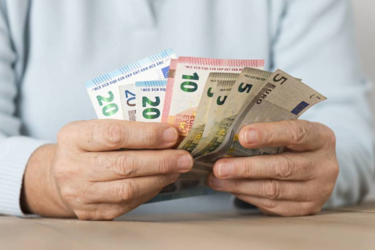 5 astuces pour bien vivre avec une petite pension de retraite / iStock.com - solidcolours