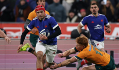 L'ailier du XV de France Louis Bielle-Biarrey file son premier essai contre l'Australie, sous les yeux de Thomas Ramos, lors d'un test match au Stade de France, le 22 novembre 2025 ( AFP / Anne-Christine POUJOULAT )