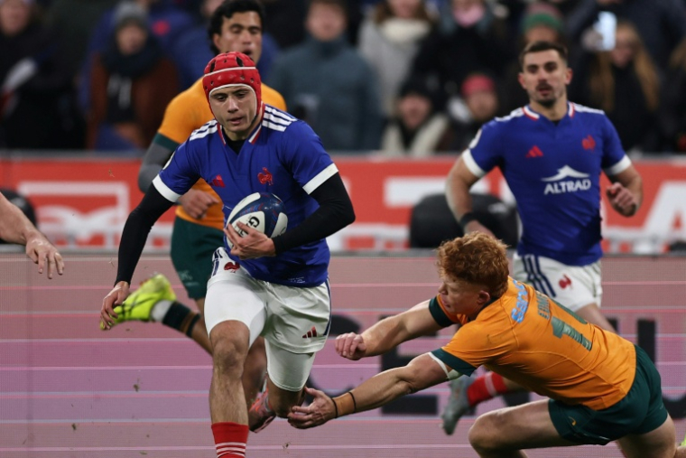 L'ailier du XV de France Louis Bielle-Biarrey file son premier essai contre l'Australie, sous les yeux de Thomas Ramos, lors d'un test match au Stade de France, le 22 novembre 2025 ( AFP / Anne-Christine POUJOULAT )